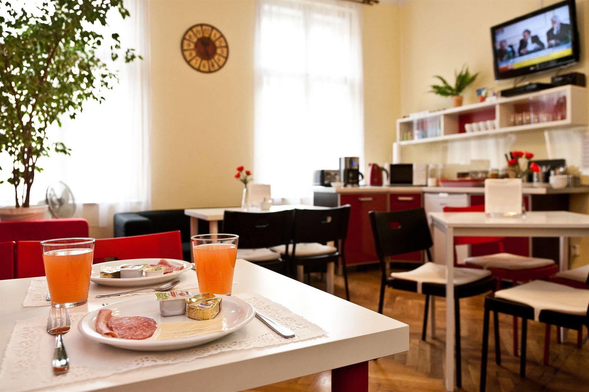 Enigma Hostel Krakow Bagian luar foto